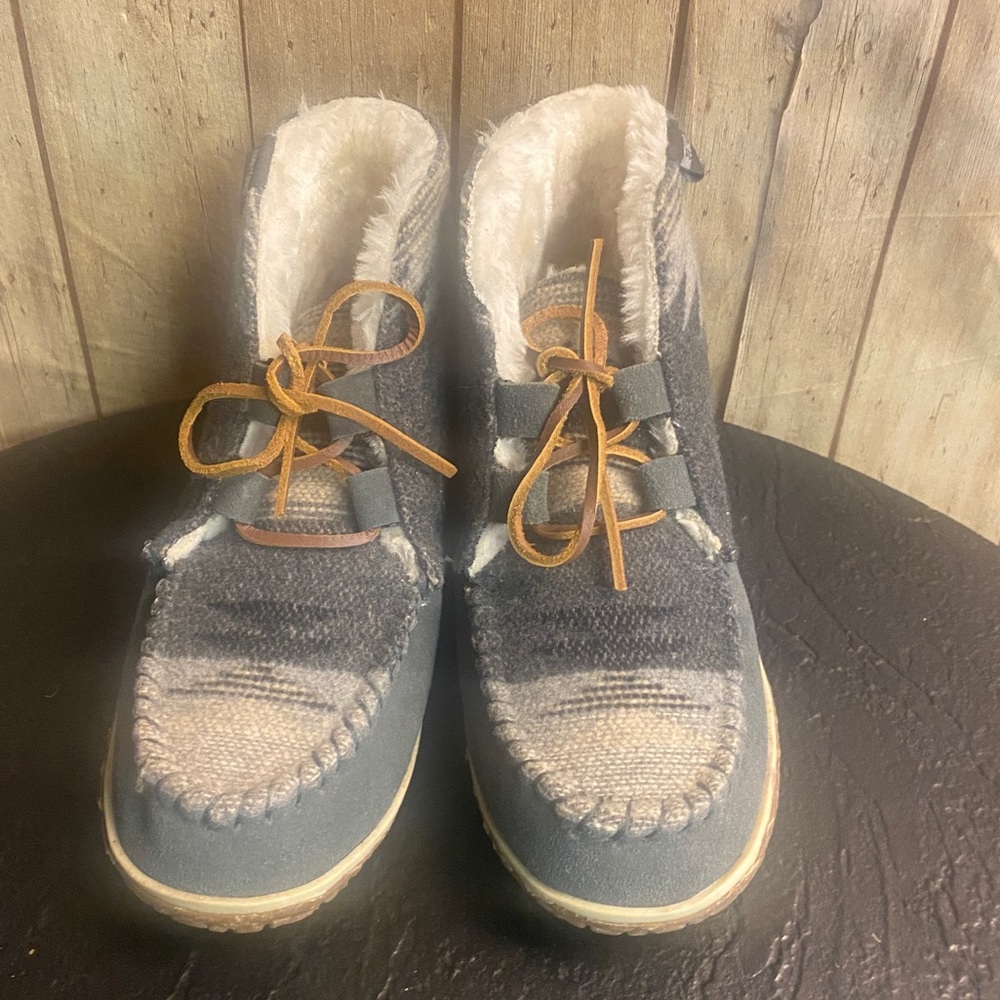 Minnetonka Sherpa-lined booties in VGUC